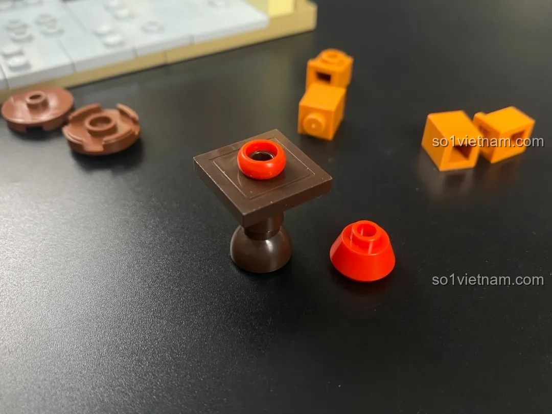 Chi tiết một chiếc bàn trà nhỏ được lắp ráp từ các mảnh ghép đơn giản.