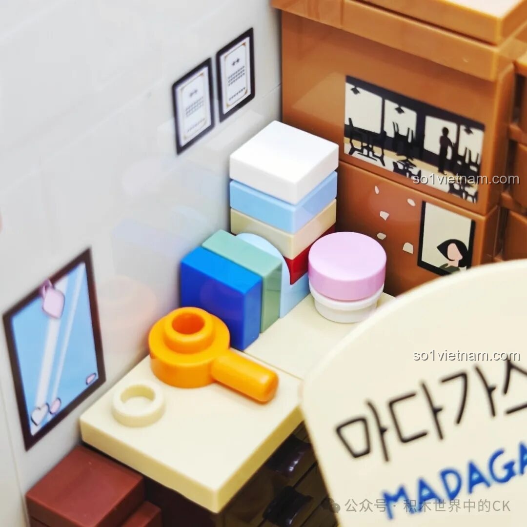 Cận cảnh chi tiết bàn trang điểm của Deok-sun với gương, mỹ phẩm và các vật dụng làm đẹp nhỏ xinh.