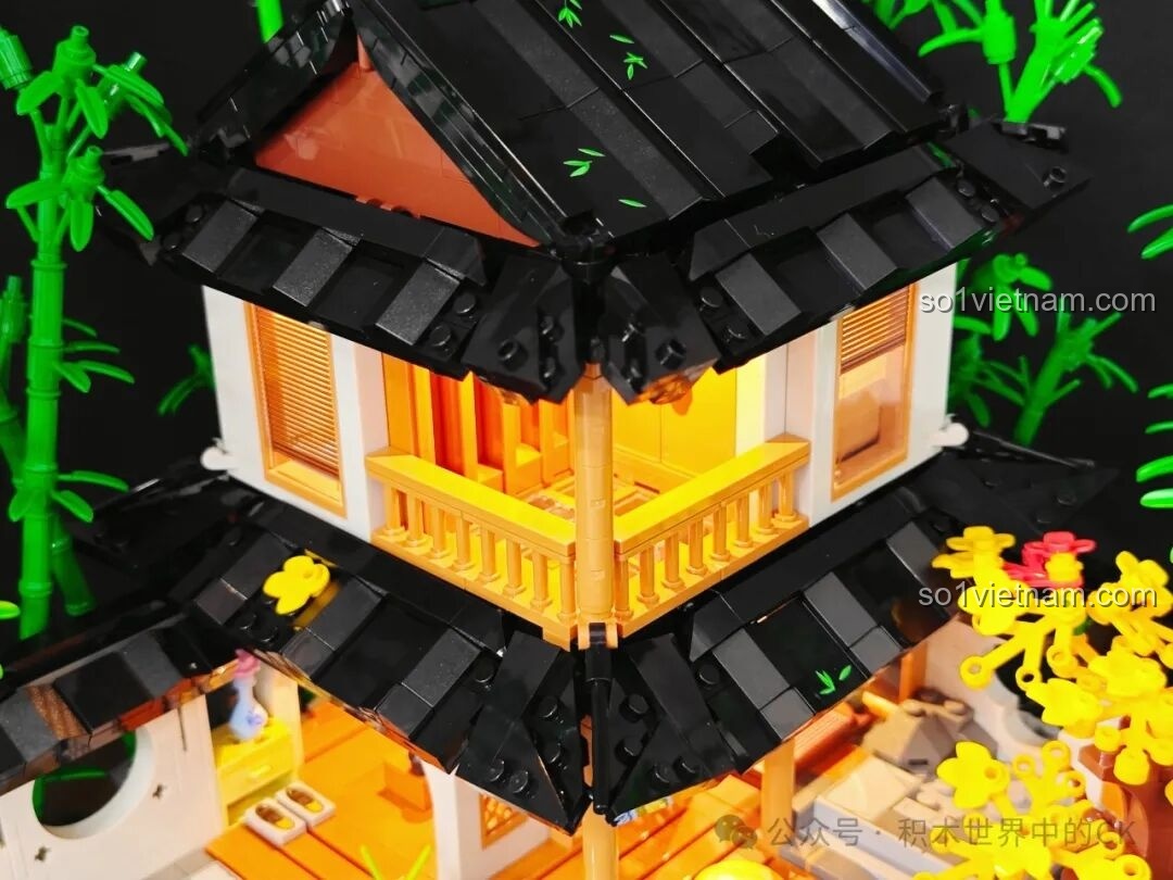 Chi tiết bàn viết thư pháp với giấy, bút và nghiên mực bên trong phòng khách của mô hình Lumibricks L9075.