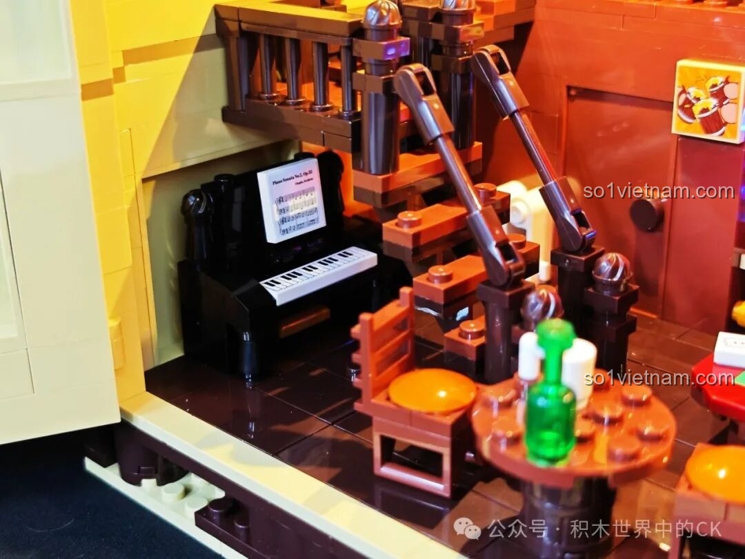 Cận cảnh bảng thông báo với các poster truy nã và quảng cáo trong Saloon Miền Tây F9021.