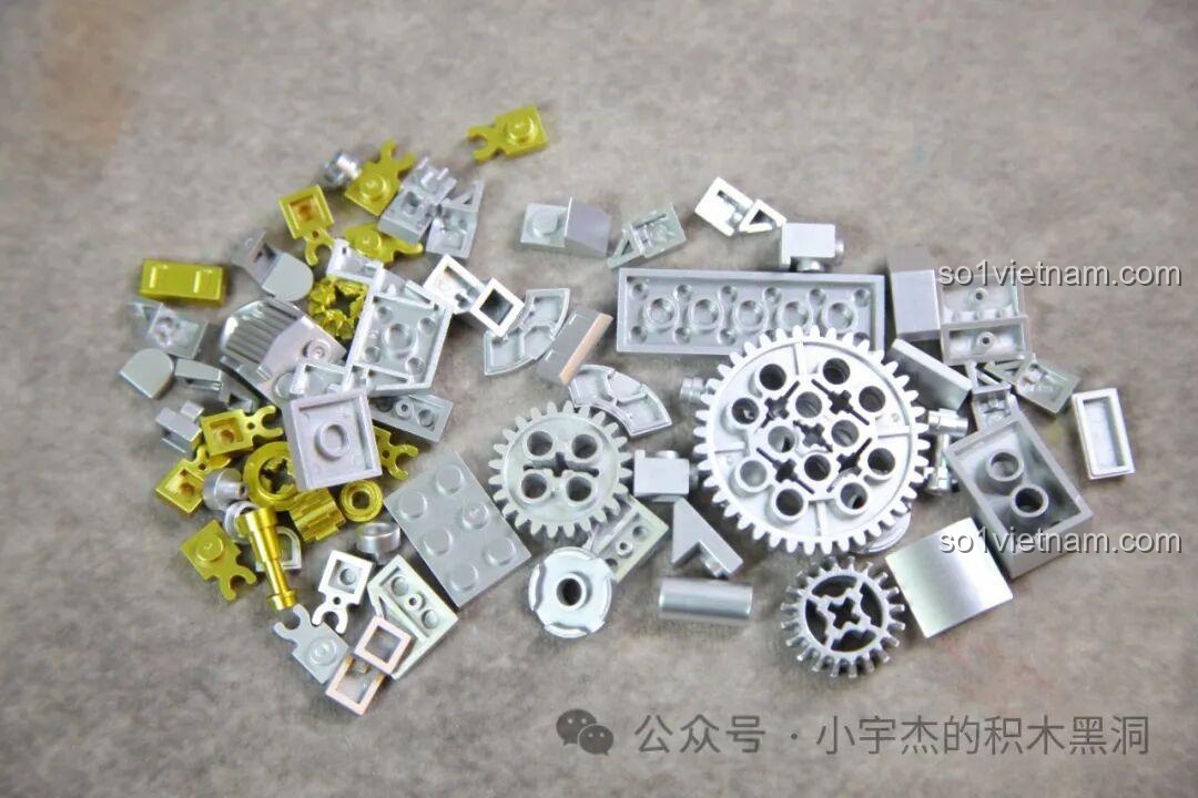 Cận cảnh các chi tiết bánh răng màu bạc và vàng trong túi số 2 của bộ lắp ráp MJ 13050.