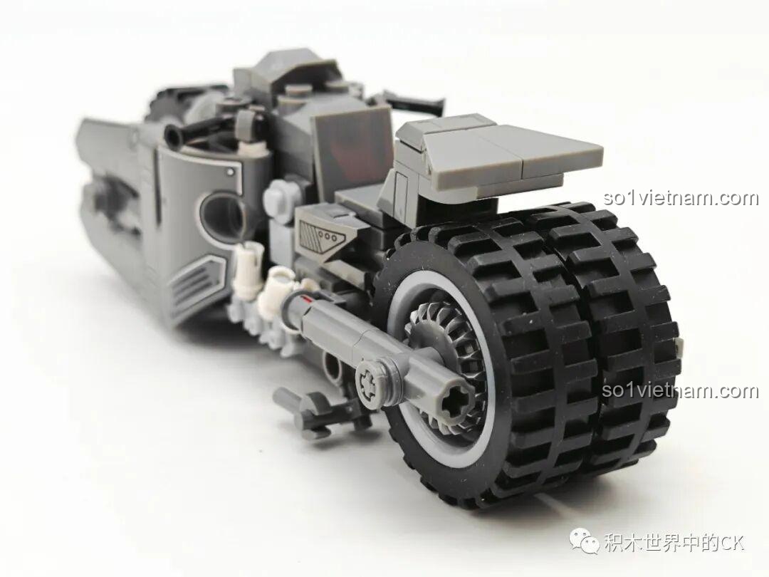 Cận cảnh cặp bánh sau to bản của mô hình JIESTAR 58051 Xe mô tô của Batman, một điểm nhấn thiết kế ấn tượng.