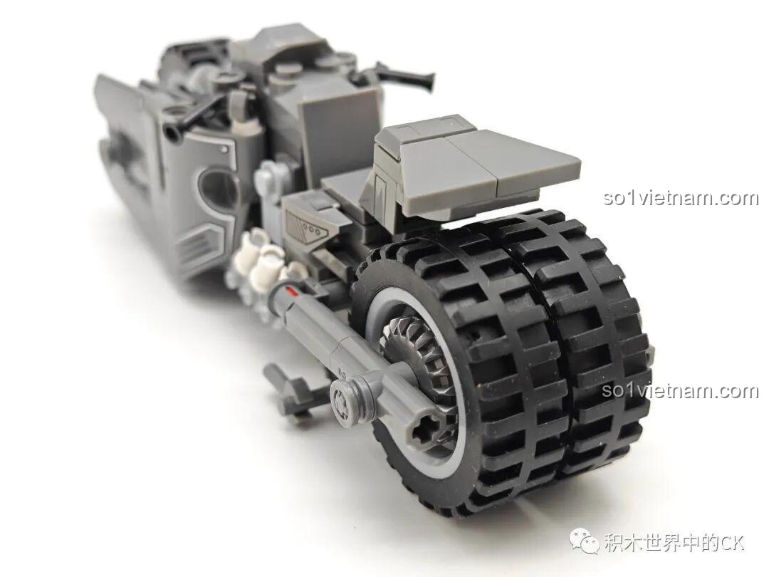 Ảnh cận cảnh bánh sau to bản của mô hình JIESTAR 58051, làm nổi bật lốp cao su có vân và vành xe chi tiết.