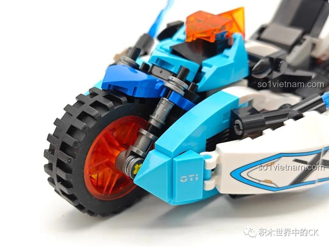 Cận cảnh chi tiết bánh trước và hệ thống giảm xóc của bộ lắp ráp Mô tô viễn tưởng Cyberangel cho con trai 6+.