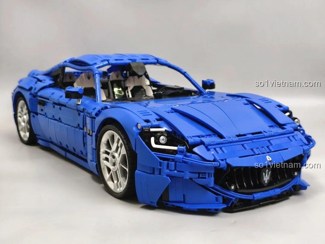 Chi tiết bánh xe đúc tỉ lệ 1:1 của Reobrix 11010 Maserati GranTurismo, với logo Maserati.