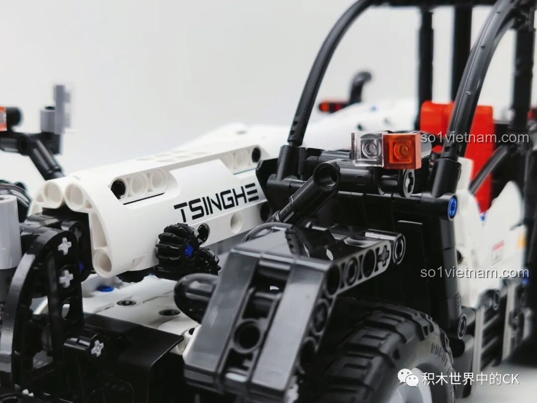 Cận cảnh bánh xe của đồ chơi kỹ thuật Xe Nâng Địa Hình ONEBOT, với lốp cao su và mâm xe được thiết kế chi tiết.