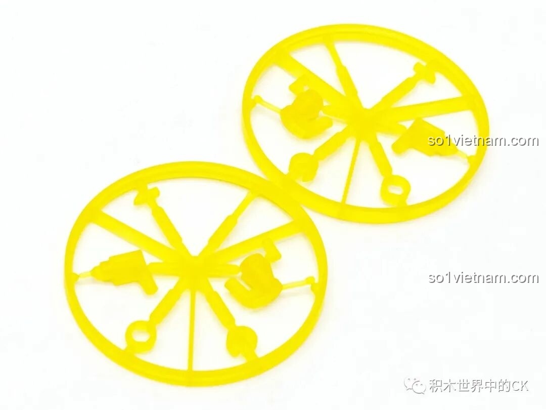 Chi tiết đặc biệt là hai bánh xe bằng nhựa trong suốt màu vàng của bộ Pompompurin Keeppley K20826.