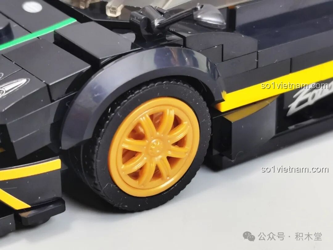 Cận cảnh bánh xe và la-zăng màu vàng của mô hình RASTAR 93900, được đúc khuôn riêng để giống hệt với xe Pagani Zonda R thật.