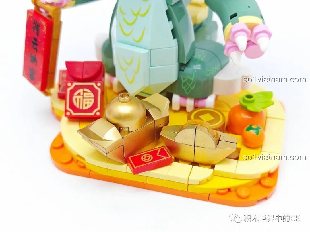 Cận cảnh các chi tiết bao lì xì và thỏi vàng trên đế mô hình Rồng Xanh Keeppley K19910.
