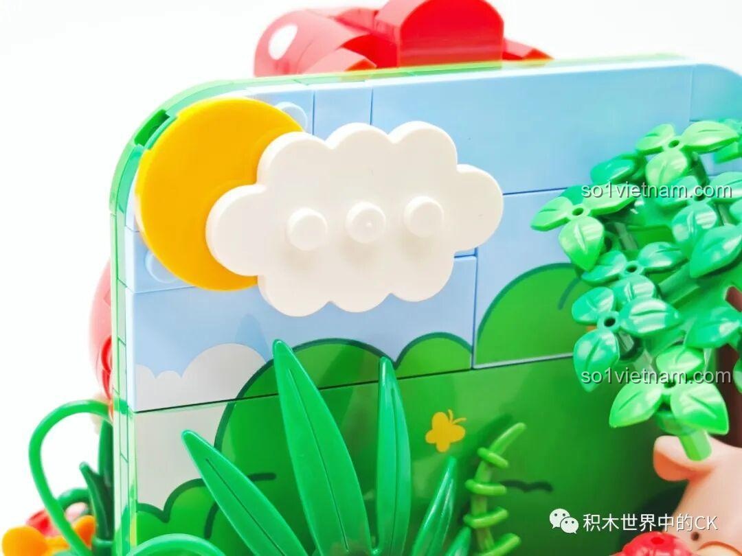 Chi tiết mặt trời và đám mây được lắp ghép từ các khối trong bộ đồ chơi mô hình Lợn LuLu Sembo.