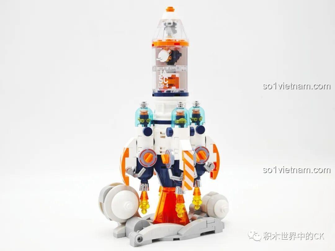 Chi tiết phần bệ phóng của tên lửa JAKI JK8508, với hiệu ứng lửa và khói được tạo từ các mảnh ghép trong suốt.