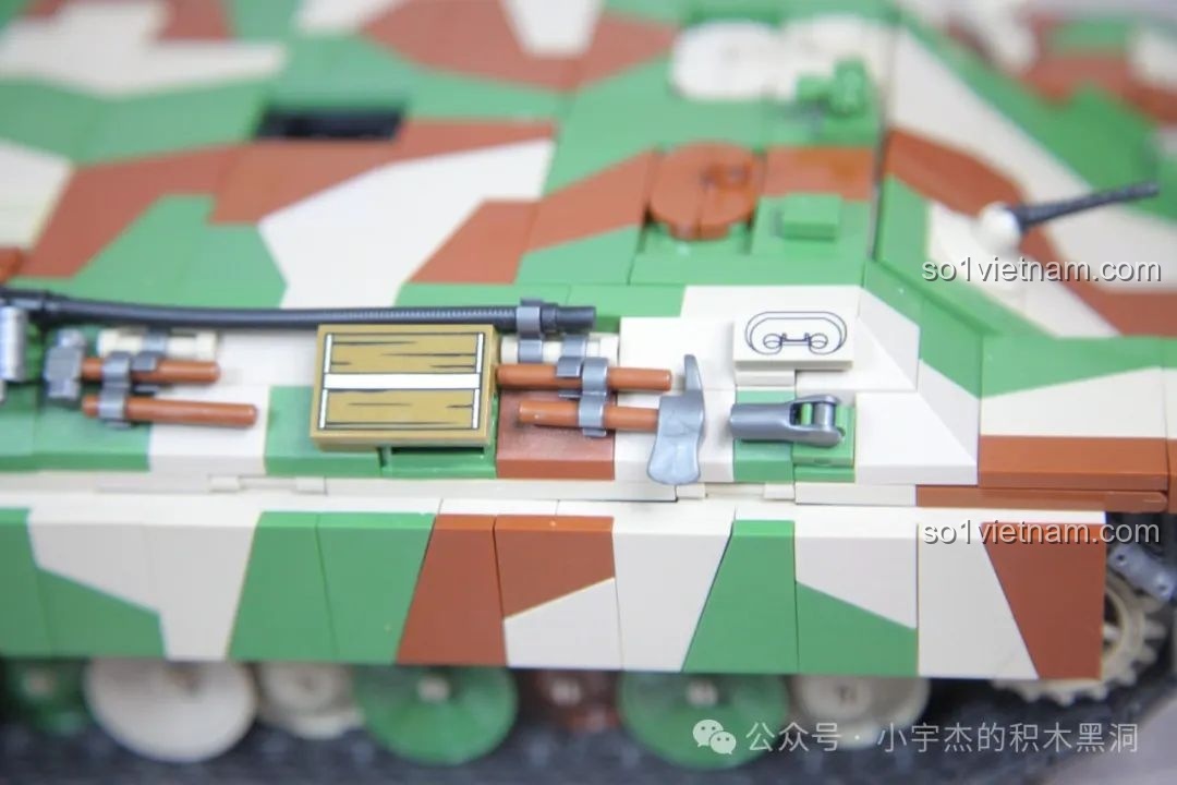 Cận cảnh các chi tiết bên hông của xe tăng Panther G 100252, bao gồm hộp dụng cụ và rìu.