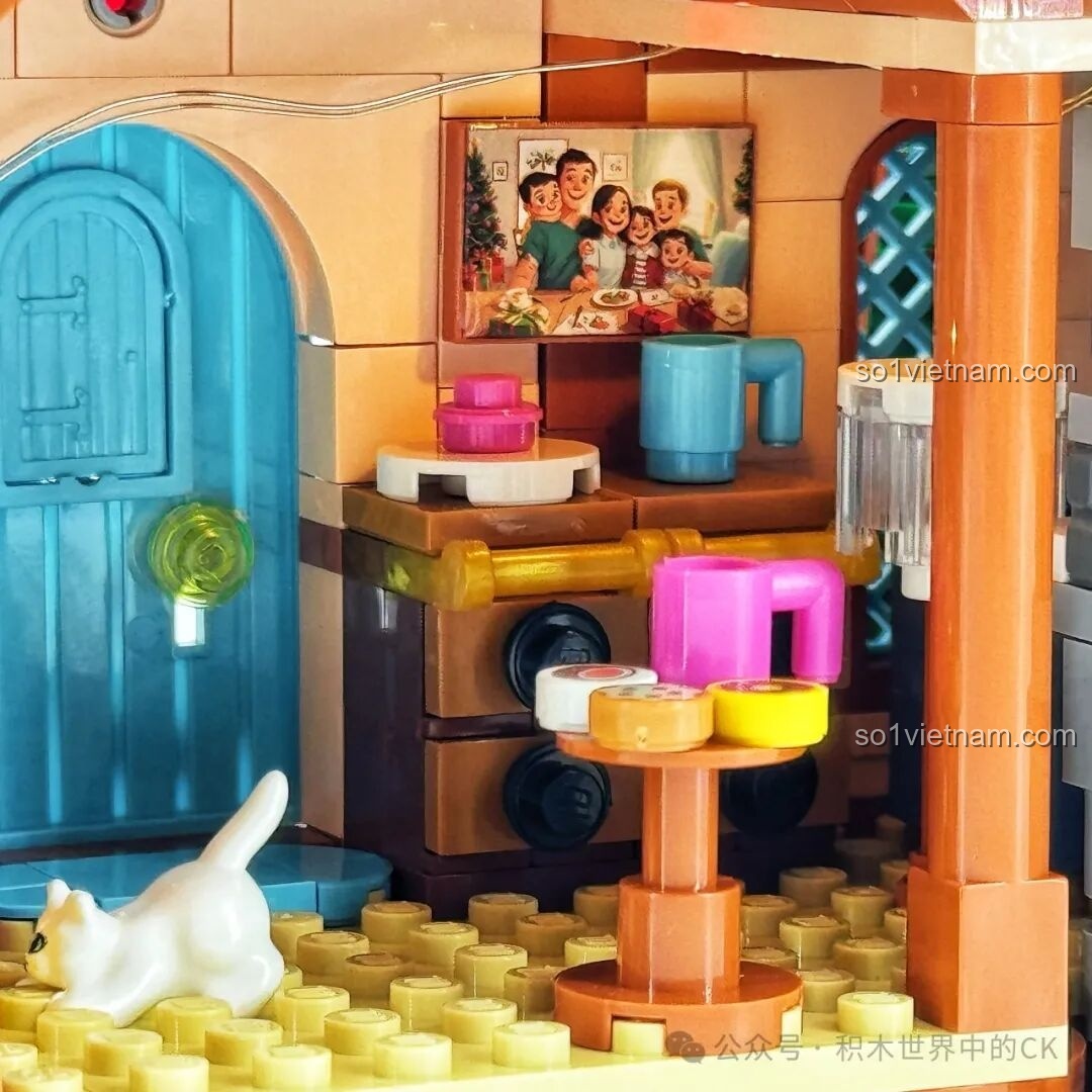 Góc bếp nhỏ ấm cúng với tủ kệ, bánh trái và một bức ảnh gia đình treo tường trong bộ ZHEGAO 613005.