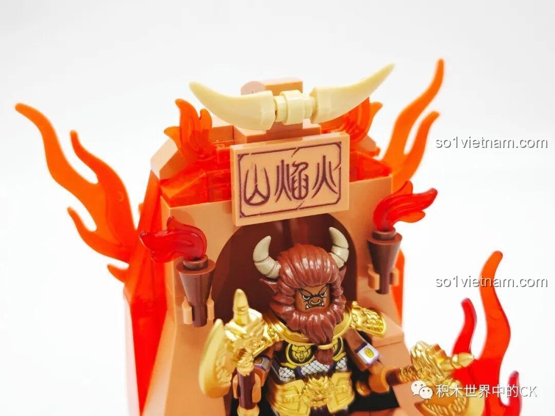 Cận cảnh biển hiệu 'Hỏa Diệm Sơn' trên đỉnh mô hình, một chi tiết nhỏ nhưng làm rõ bối cảnh câu chuyện.