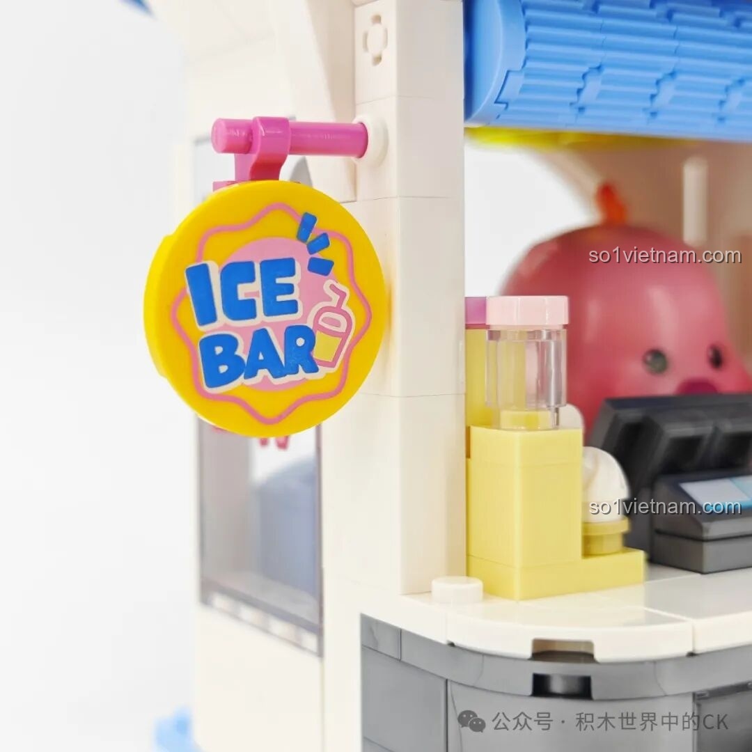 Chi tiết biển hiệu 'ICE BAR' màu vàng nổi bật của bộ đồ chơi mô hình Quầy bar kem Loopy TC2329.