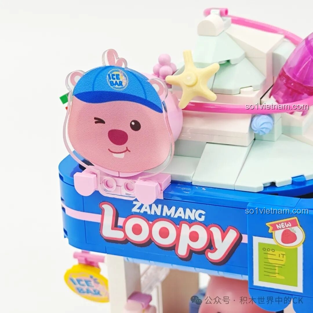 Cận cảnh biển hiệu Loopy bằng mảnh ghép trong suốt độc đáo trên mái nhà của bộ lắp ráp TOP TOY TC2329.