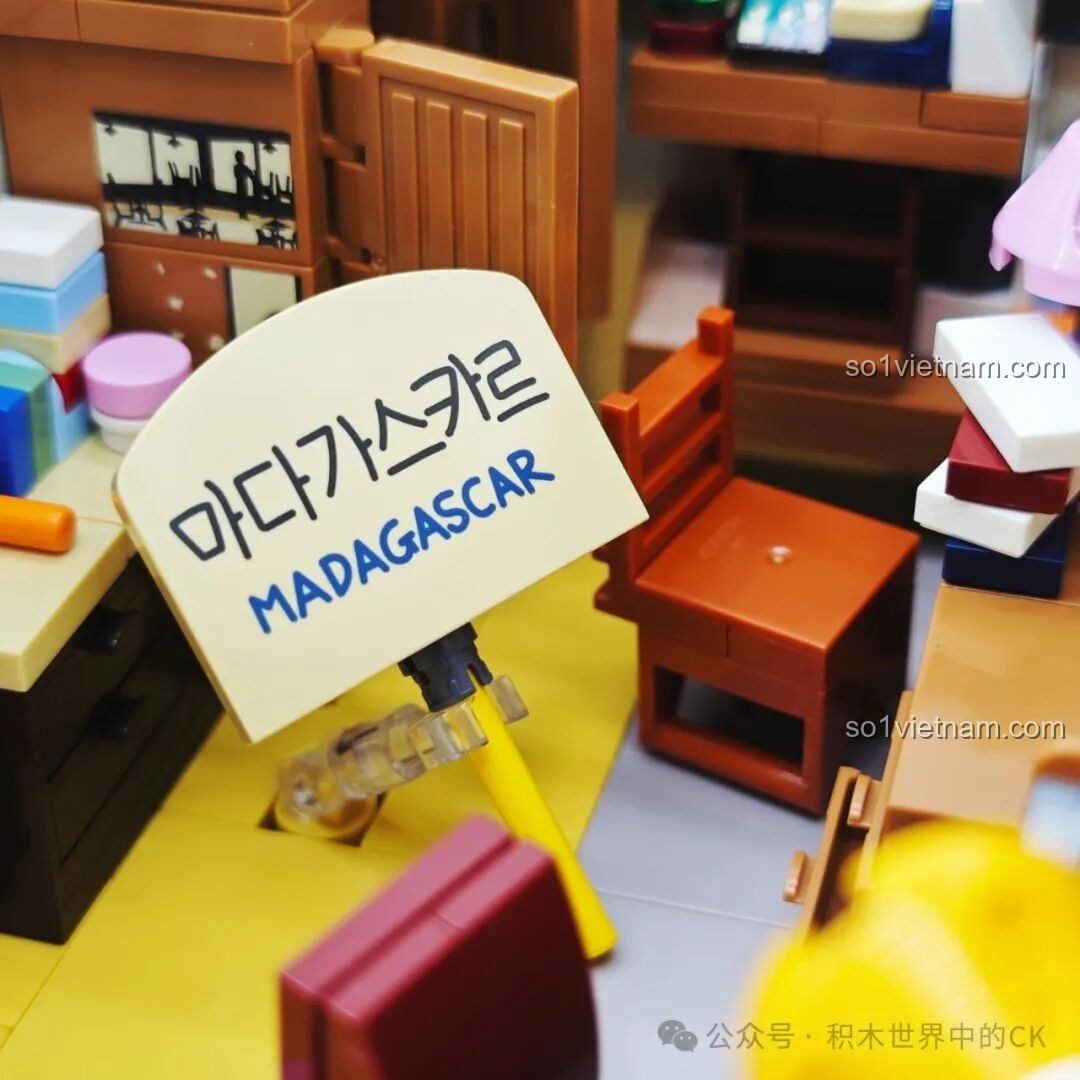 Cận cảnh chi tiết tấm biển hiệu Madagascar, biểu tượng cho ước mơ và khát vọng của Deok-sun trong bộ phim.