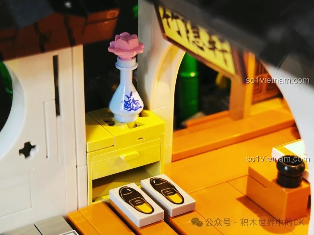 Chi tiết tấm biển hiệu với chữ Hán được treo ở cổng vào của mô hình Nhà Trọ Rừng Trúc L9075.