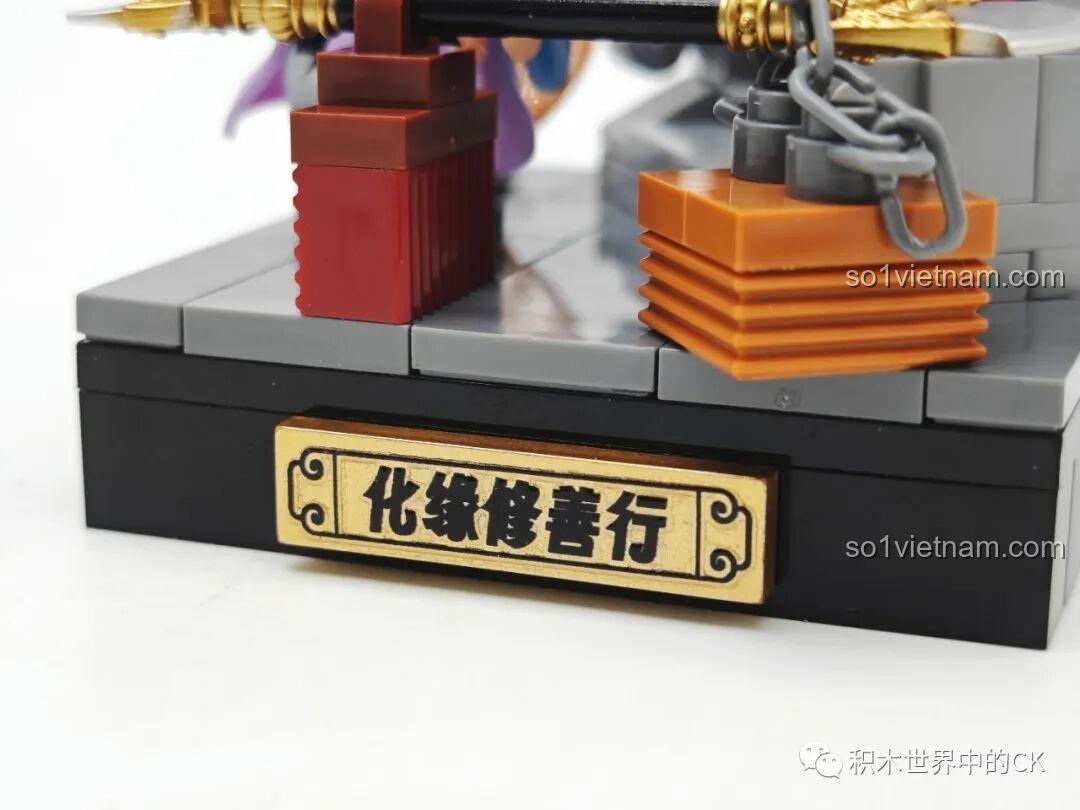 Cận cảnh biển tên 'Hóa Duyên Tu Sửa' được in sắc nét trên mô hình lắp ráp của Chaoqiqu.