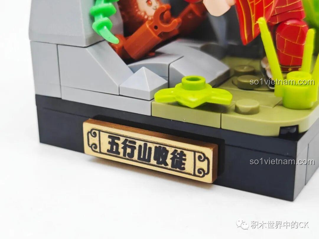 Cận cảnh biển tên 'Ngũ Hành Sơn Thu Đồ' được in sắc nét trên mô hình lắp ráp của Chaoqiqu.