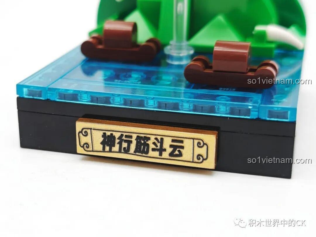 Cận cảnh biển tên 'Thần Hành Cân Đẩu Vân' được in sắc nét trên mô hình lắp ráp của Chaoqiqu.