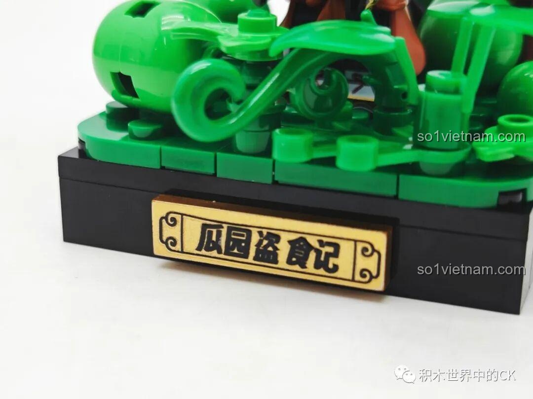 Cận cảnh biển tên 'Qua Viên Đạo Thực Ký' (Vườn Dưa Trộm Dưa) được in sắc nét trên mô hình Chaoqiqu.