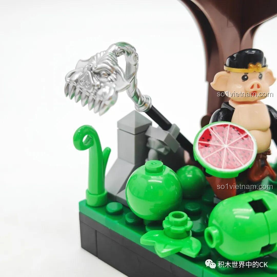 Chi tiết cây bồ cào của Trư Bát Giới dựng bên cạnh những quả dưa, tạo nên một khung cảnh yên bình.