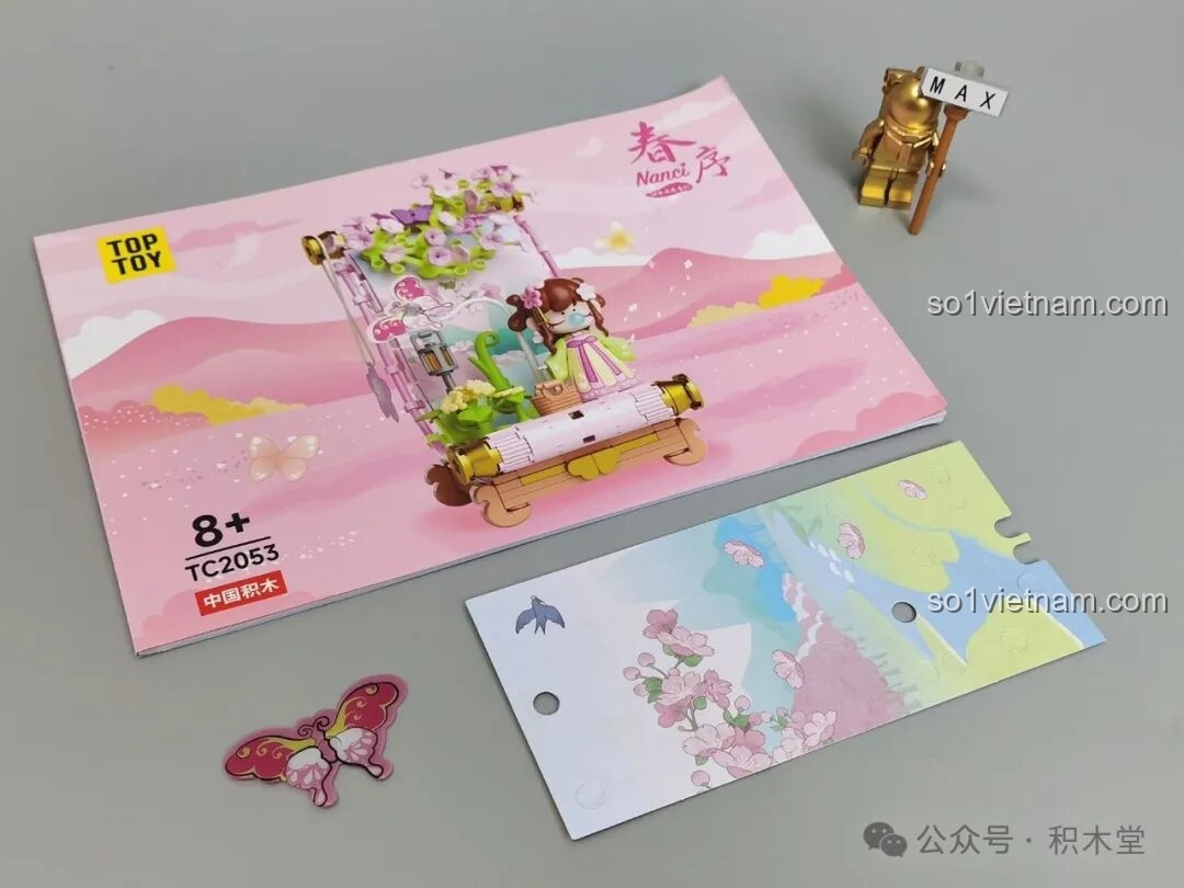 Sách hướng dẫn, tấm nền tranh và chi tiết bướm của bộ TOP TOY Nanci Cuộn Tranh mùa Xuân.