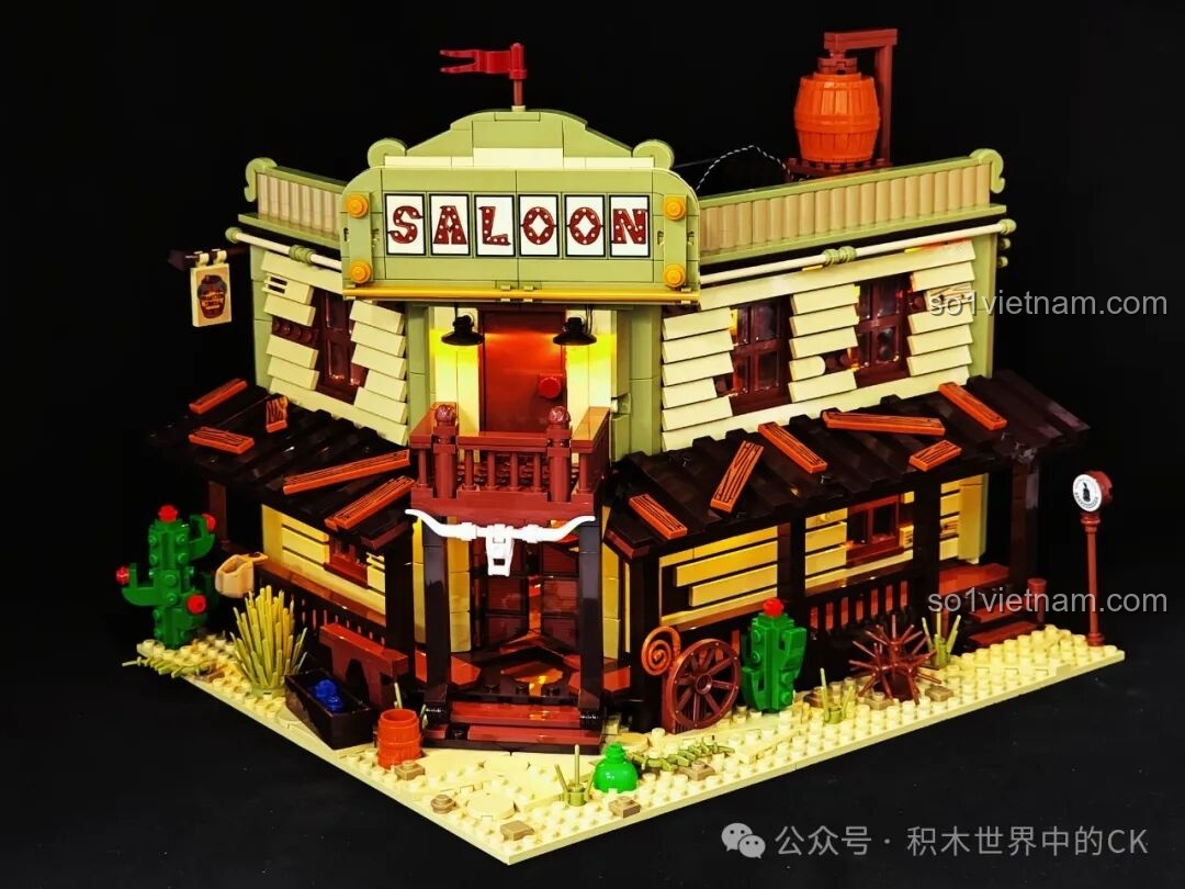 Cận cảnh bộ xương bò trang trí phía trên lối vào của Saloon Miền Tây F9021, rất ấn tượng.