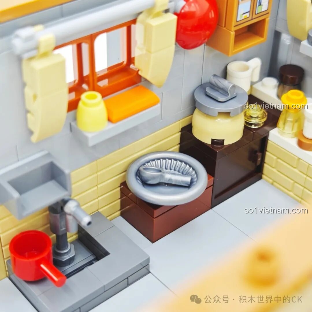 Cận cảnh chi tiết bồn rửa, bát đĩa và các dụng cụ trong bếp, cho thấy sự tỉ mỉ trong thiết kế của bộ lắp ráp.