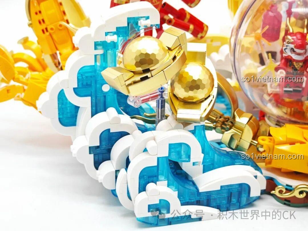 Cận cảnh chi tiết cá chép và đồng tiền vàng, biểu tượng may mắn trên mô hình Rồng Vàng Keeppley K19908.