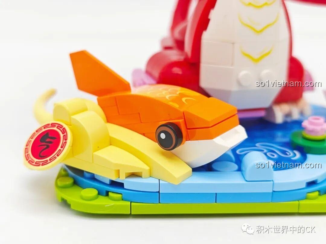 Cận cảnh mô hình cá chép vàng đang bơi trong hồ nước của Rồng Đỏ Đón Lộc Keeppley K19910.