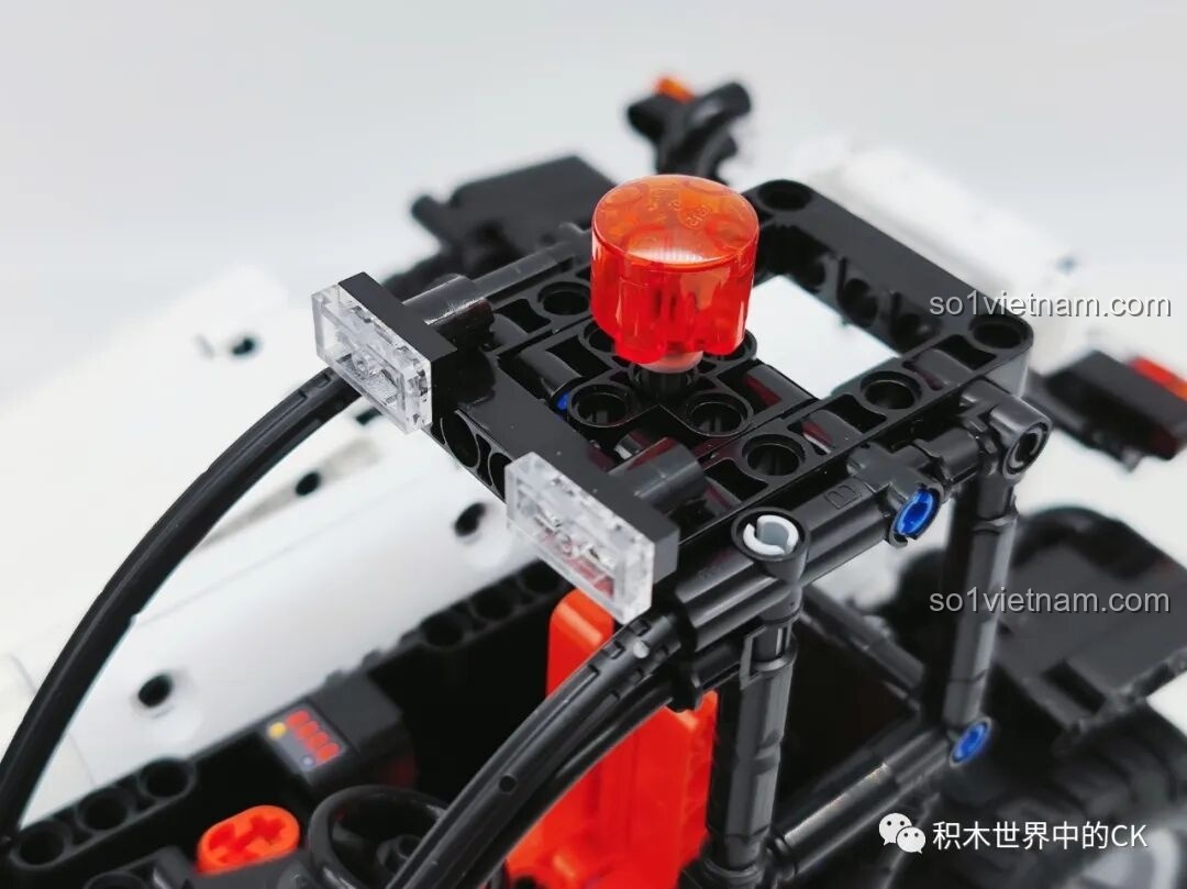 Chi tiết bên trong cabin lái của bộ lắp ráp Xe Nâng Công Trình ONEBOT, có ghế ngồi màu đỏ và khung bảo vệ chắc chắn.