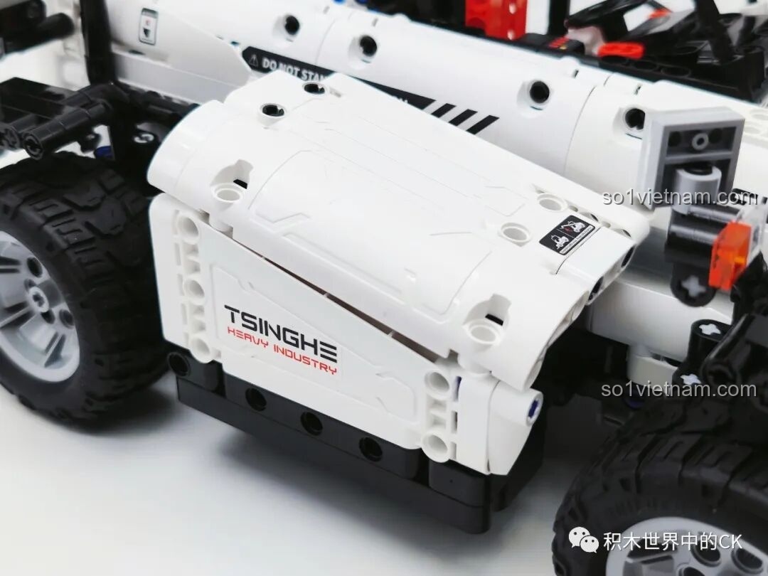 Cận cảnh các núm điều khiển và cần gạt chế độ lái ở đuôi xe của bộ khối lắp ghép Xe Nâng Hàng Công Trình ONEBOT.