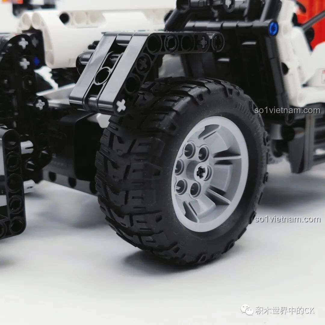 Cận cảnh chi tiết càng nâng của đồ chơi xây dựng Mô hình Xe Nâng Kỹ Thuật ONEBOT, có thể điều chỉnh được độ nghiêng.