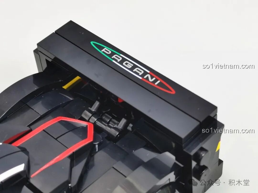 Cận cảnh cánh gió sau của mô hình RASTAR 93900 với logo Pagani, một bộ phận quan trọng tạo nên vẻ ngoài hầm hố của xe.