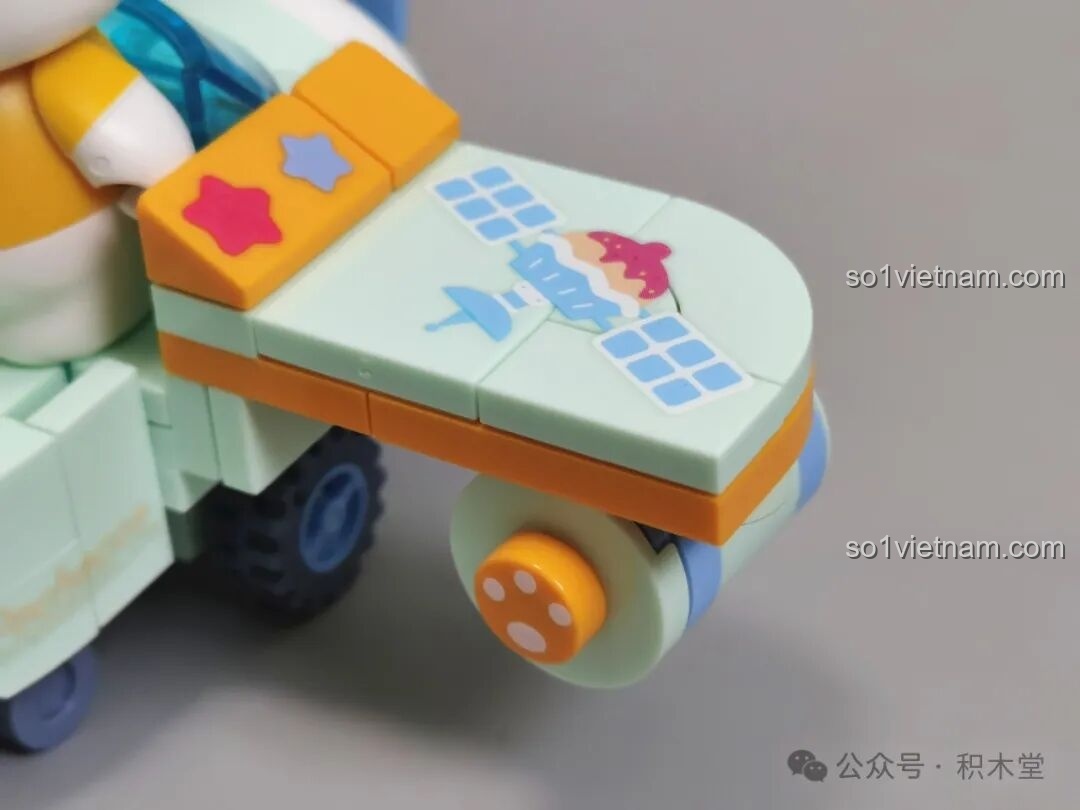 Chi tiết cánh máy bay Pochacco TC1724 với hình in vệ tinh và bánh cupcake.