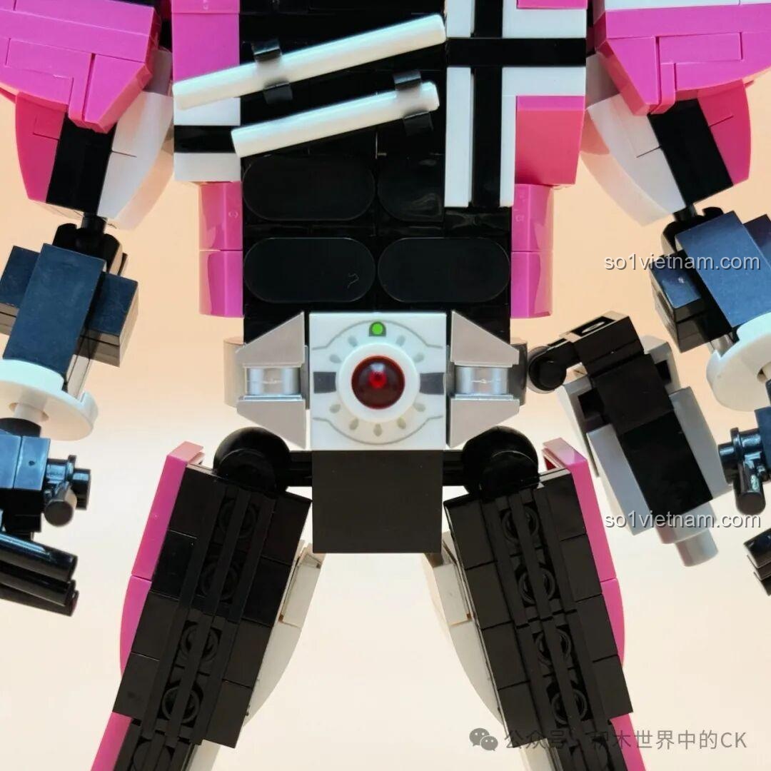 Cận cảnh phần cánh tay của mô hình Kamen Rider Decade JIESTAR 58189, với các khớp nối và chi tiết giáp.