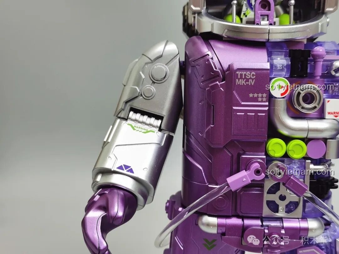 Cận cảnh chi tiết cánh tay màu tím mờ và bạc của mô hình phi hành gia TOP TOY TC1412.