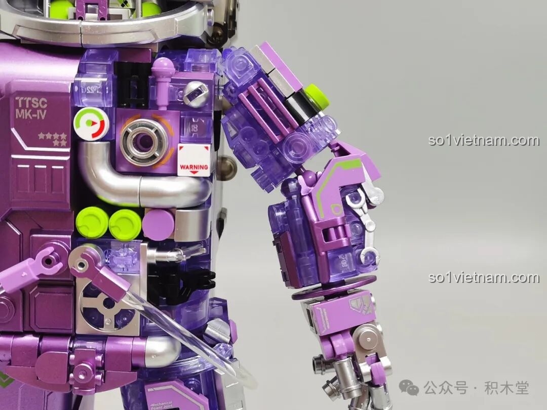 Cận cảnh chi tiết cánh tay trong suốt của bộ giáp không gian TOP TOY TC1412, để lộ cấu trúc bên trong.