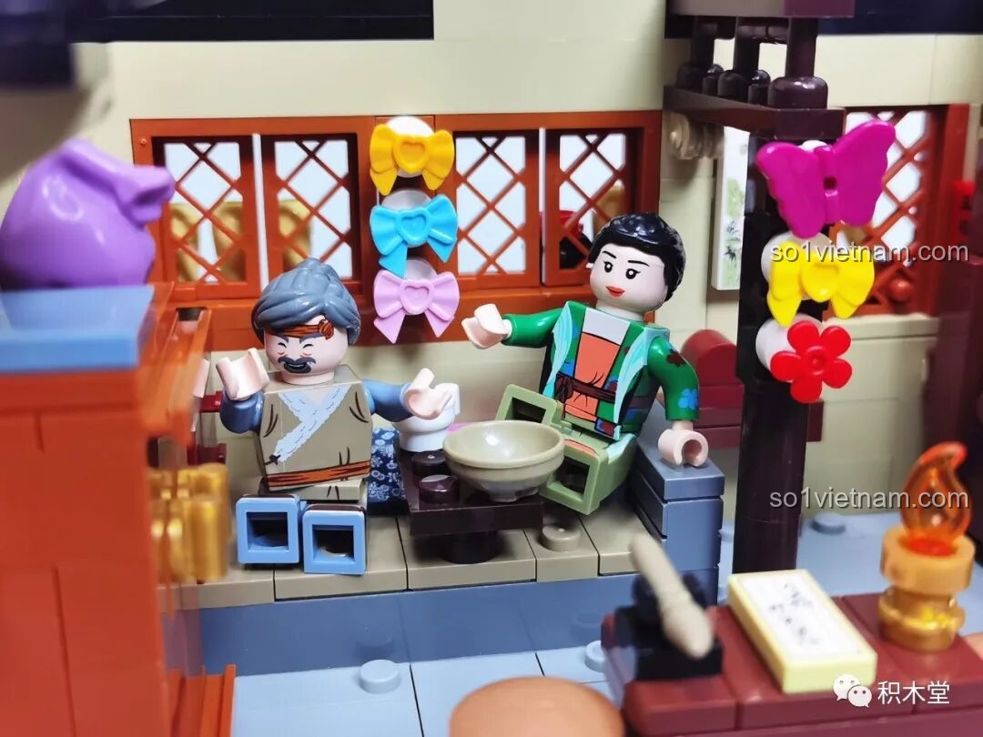 Cận cảnh một cảnh tương tác giữa hai minifigures bên trong một căn phòng của khách điếm.