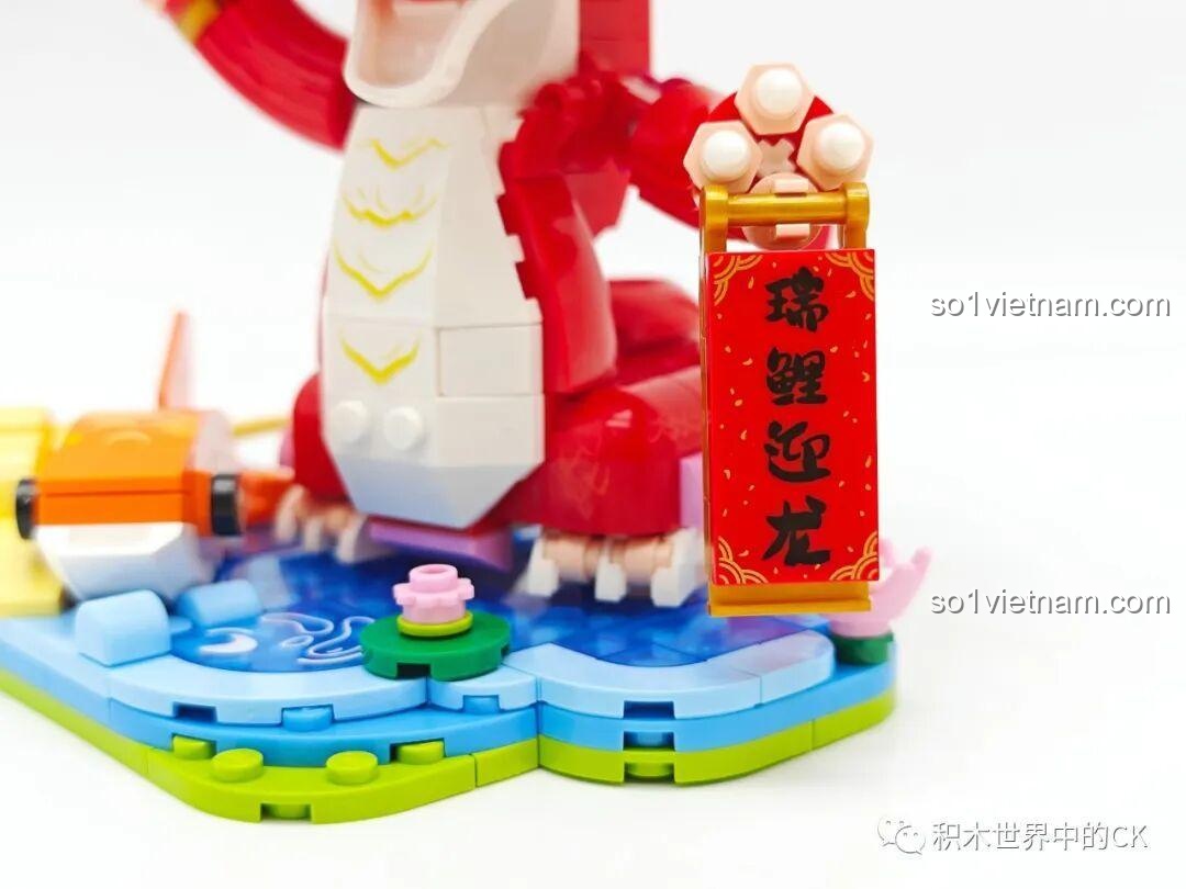 Cận cảnh chi tiết câu đối 'Kim Lân Nghênh Long' trên mô hình Rồng Đỏ Đón Lộc Keeppley K19910.