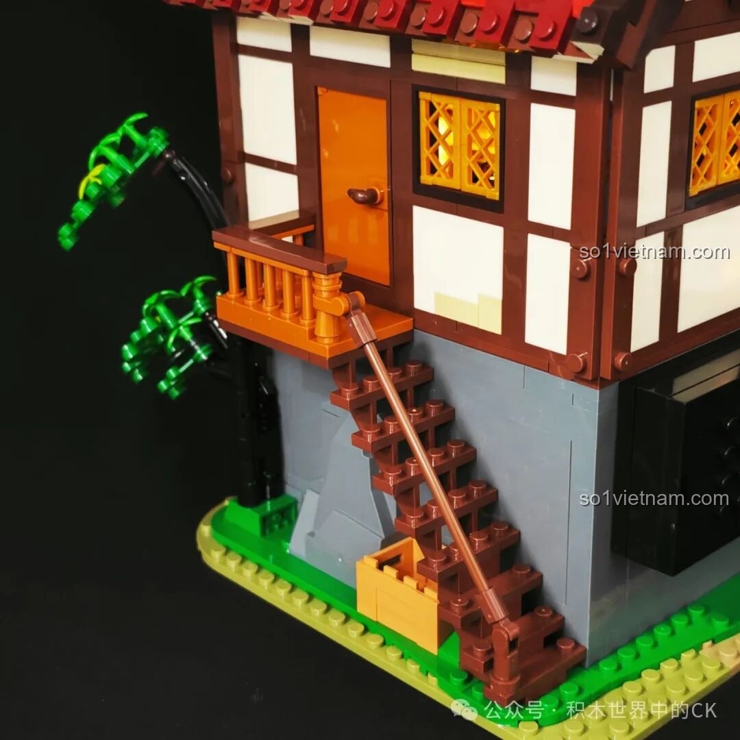 Chi tiết cầu thang gỗ dẫn lên tầng hai ở phía sau mô hình Funwhole F9040, thiết kế đơn giản nhưng hiệu quả.