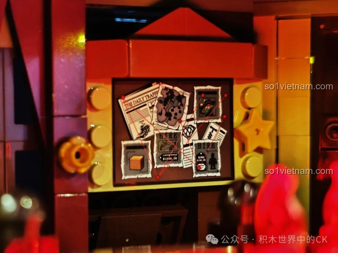 Cận cảnh cầu thang và đàn piano trong Saloon Miền Tây F9021, với các chi tiết nhỏ.