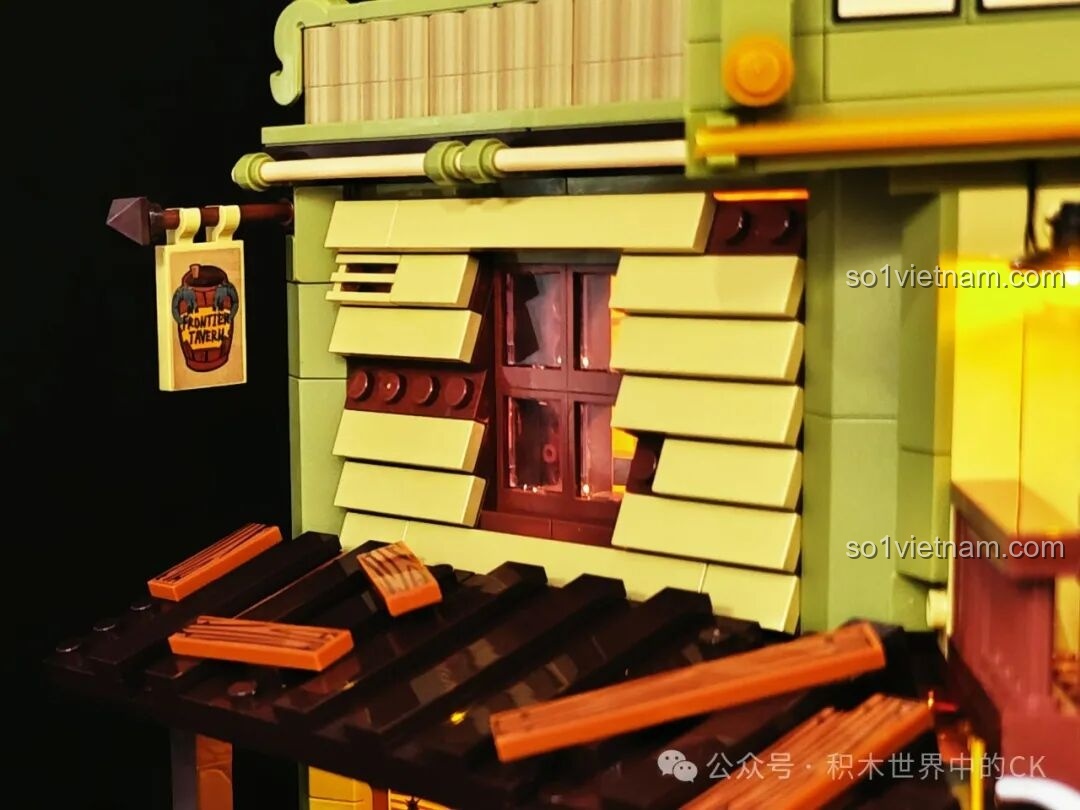 Cận cảnh cầu thang và đàn piano trong Saloon Miền Tây F9021, với các chi tiết nhỏ.