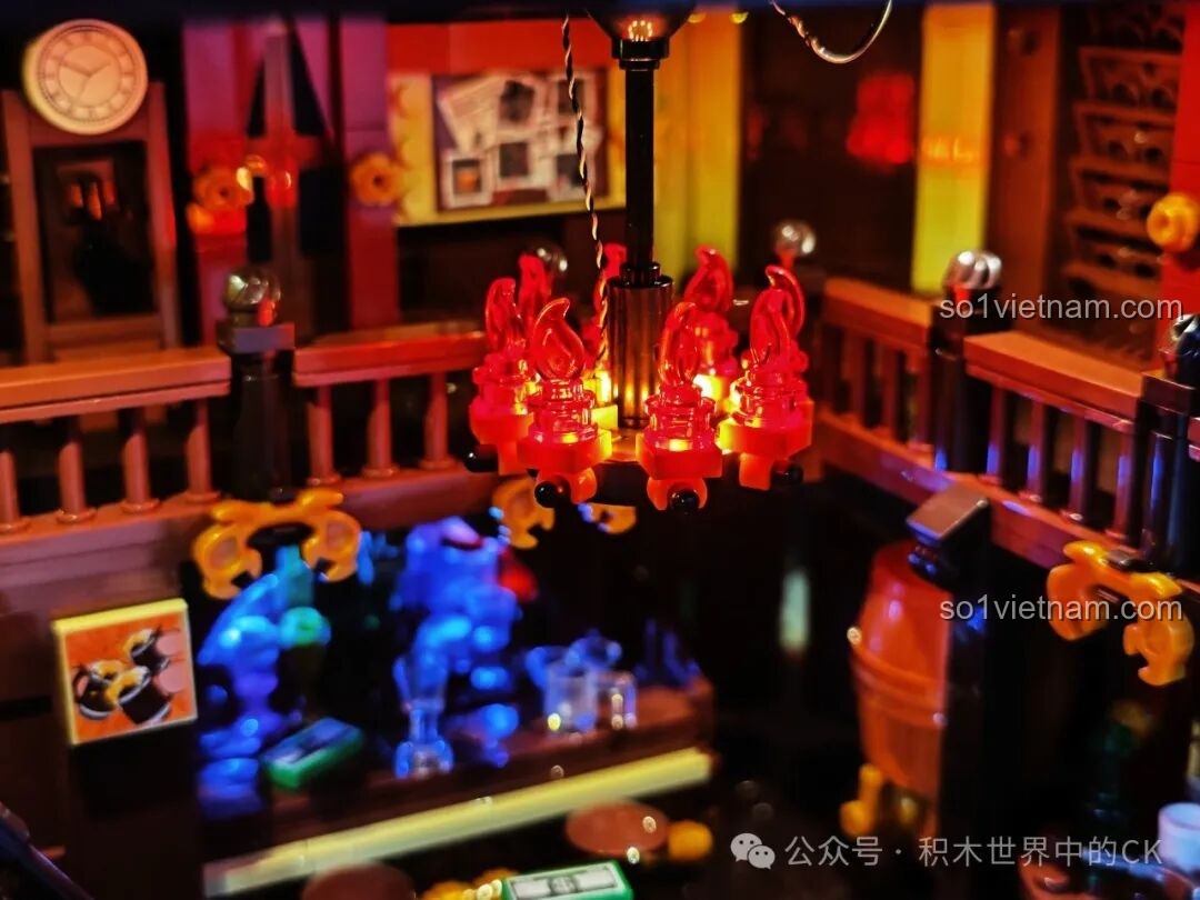 Cận cảnh cầu thang và phòng vệ sinh nhỏ trong Saloon Miền Tây F9021.