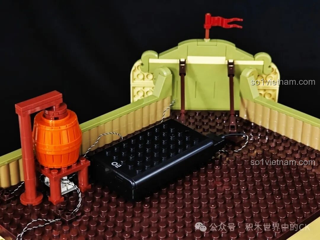 Cận cảnh cầu thang và phòng vệ sinh nhỏ trong Saloon Miền Tây F9021.