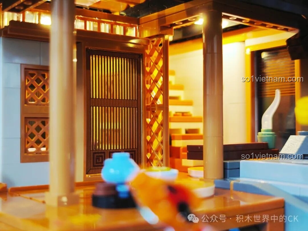 Chi tiết cây hoa vàng và đèn đá trang trí trong sân vườn của mô hình Nhà Trọ Rừng Trúc L9075 được chiếu sáng.