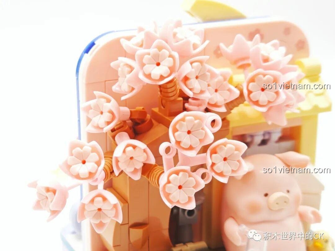 Cận cảnh cây hoa anh đào được lắp ghép từ nhiều bông hoa nhỏ màu hồng trong bộ xếp hình Sembo 608077.