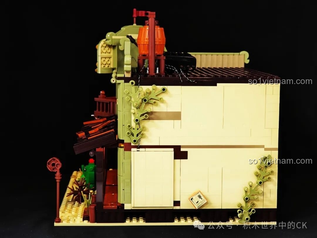 Cận cảnh cây khô và các loại thực vật nhỏ trang trí bên ngoài Saloon Miền Tây F9021.